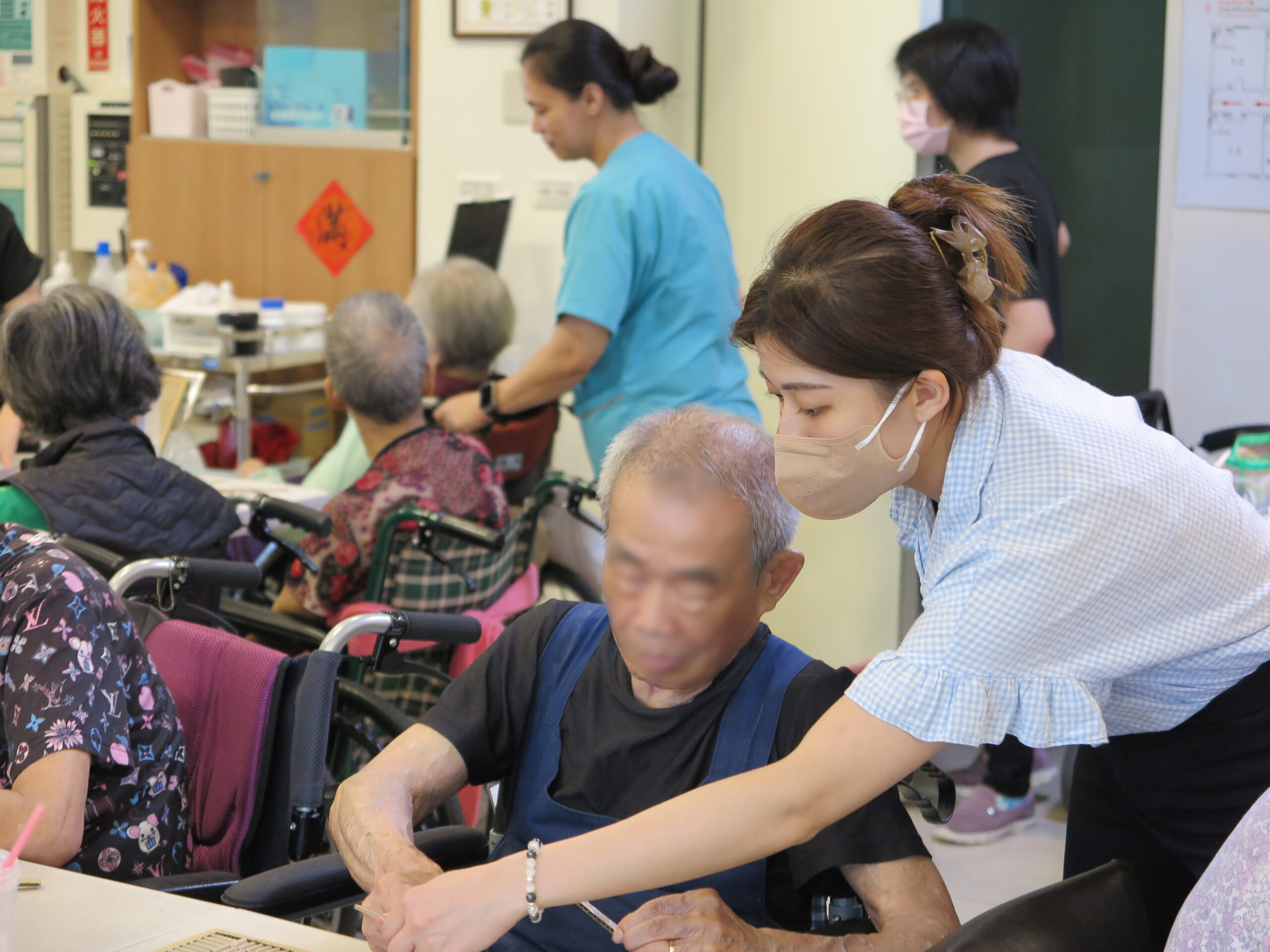 禾鼎長照中心護理師協助長輩進行日常照護與功能訓練